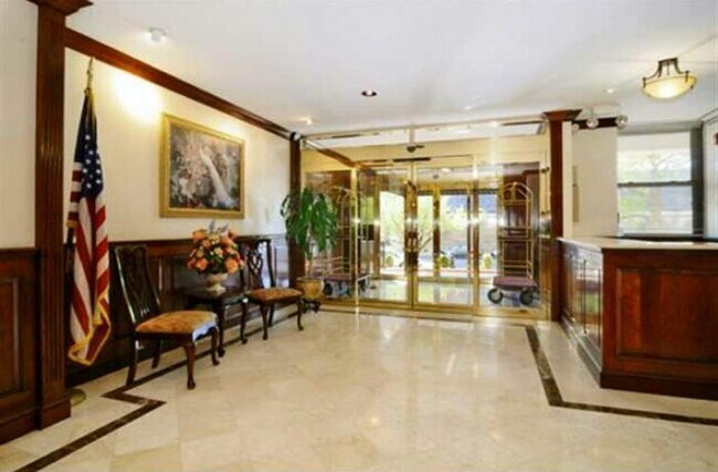 Foto del edificio - 10 Huron Ave