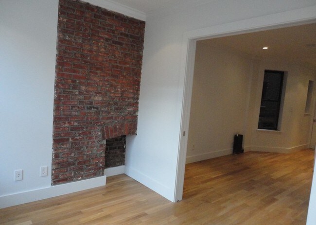 Foto del edificio - 351 E 83rd St