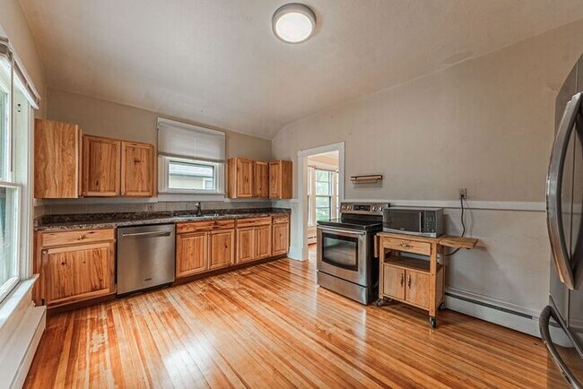 Building Photo - Victorian Home Downtown! 6 - Month Leases ...