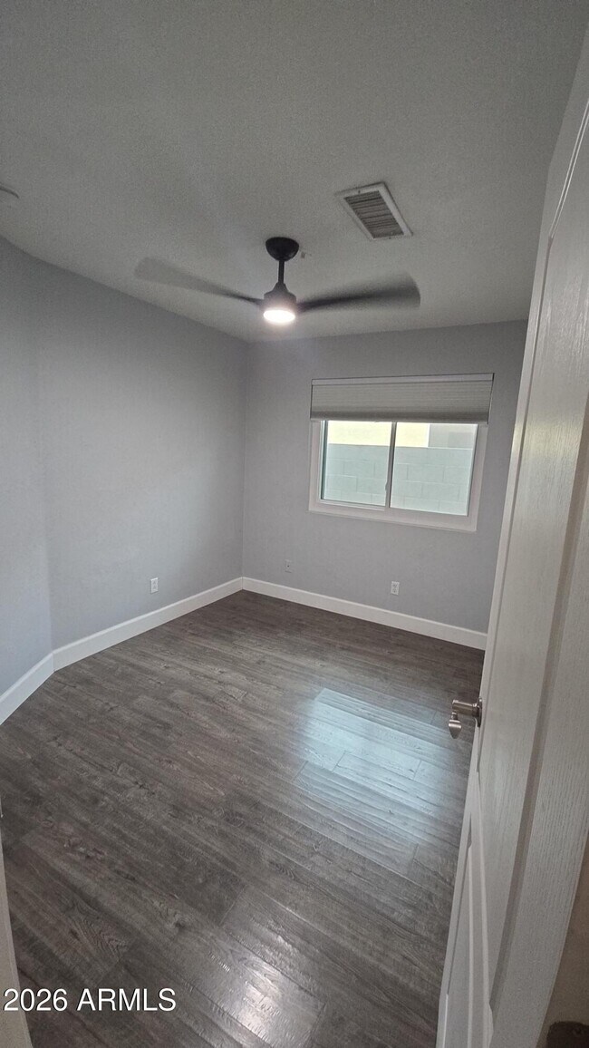 Building Photo - 151 W Sagebrush St