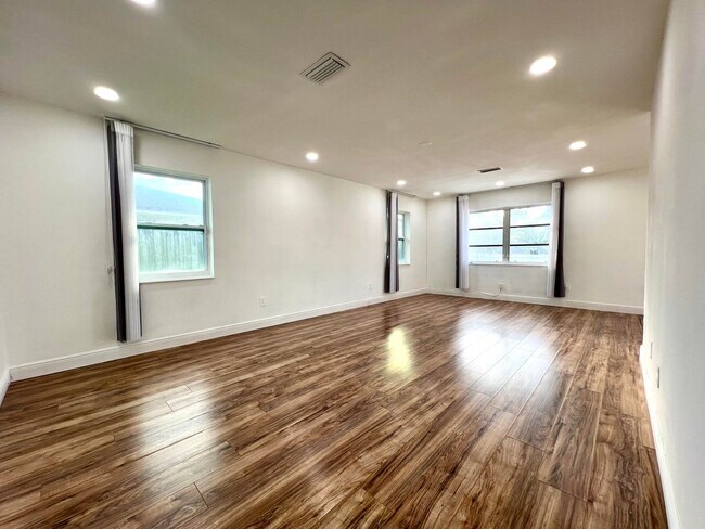 Building Photo - 245 Sandpiper Ave