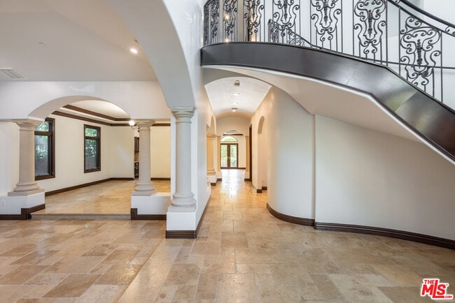 Foto del edificio - 120 S Almont Dr