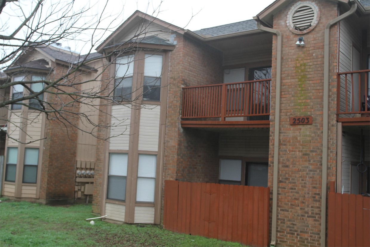 Primary Photo - 2110 W Slaughter Ln