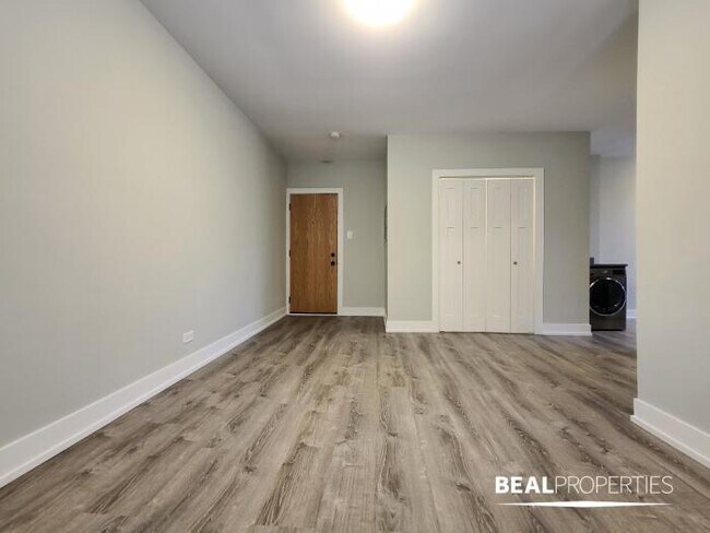 Building Photo - 1 bedroom in CHICAGO IL 60657