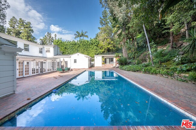 Foto del edificio - 1148 Coldwater Canyon Dr