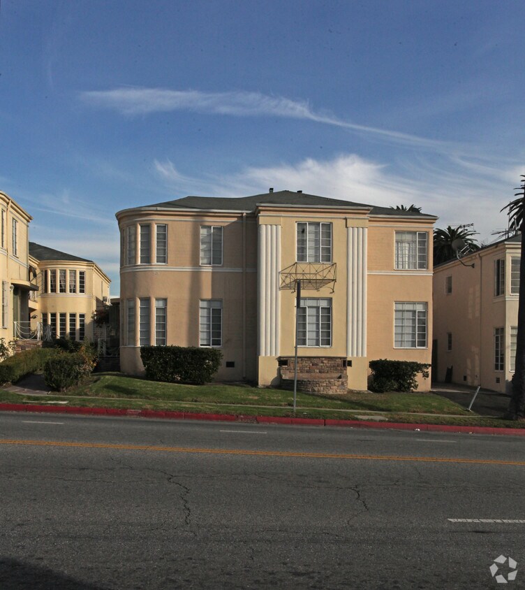 Building Photo - 2102 N Vermont Ave
