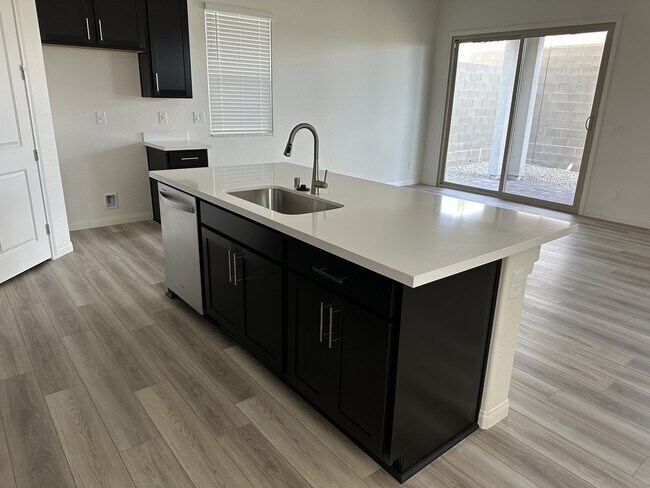 Foto del edificio - 11836 Black Canary Ave