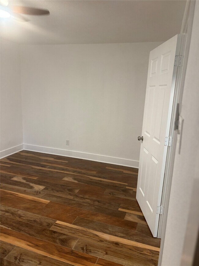 Building Photo - 6043 Lyndhurst Dr