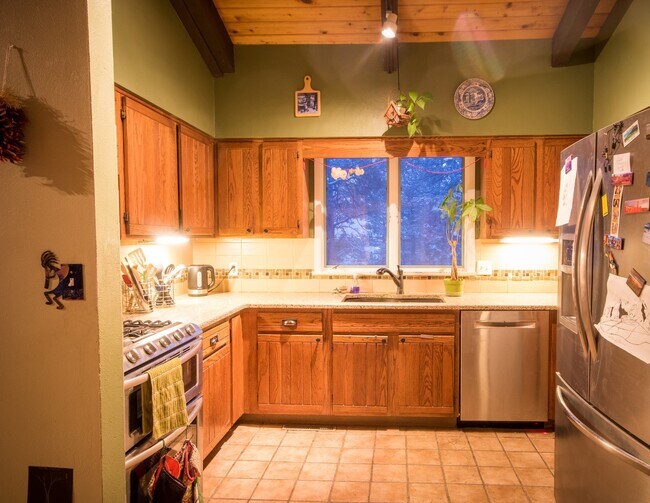 Foto del edificio - Spacious, light-filled 3 bed/2 bath home i...