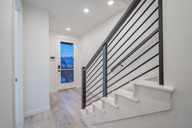 Foto del edificio - Gated Luxury Townhomes with yard + Roof Patio