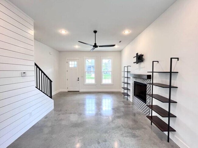 Building Photo - 1344 S Duncan Ave