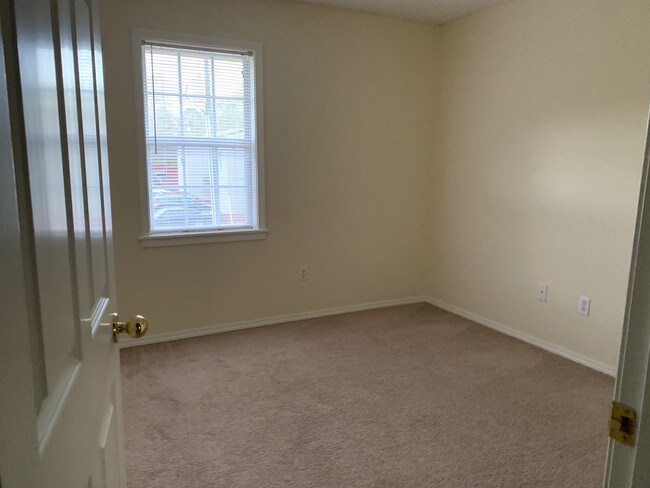 Foto del edificio - 6690 Rose Ln