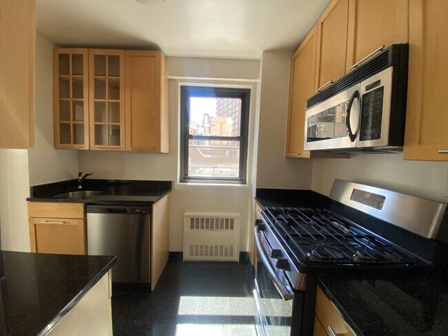 Building Photo - 114 E 16th St