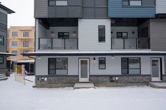 Building Photo - 42 Cranbrook Common SE