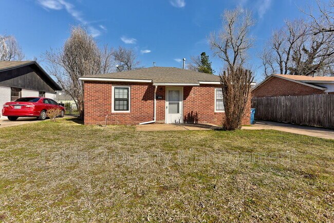 Building Photo - 523 E Douglas Dr