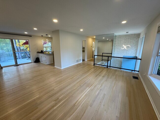 sala de estar/comedor en la planta principal - 1013 Mountfort Ct SW