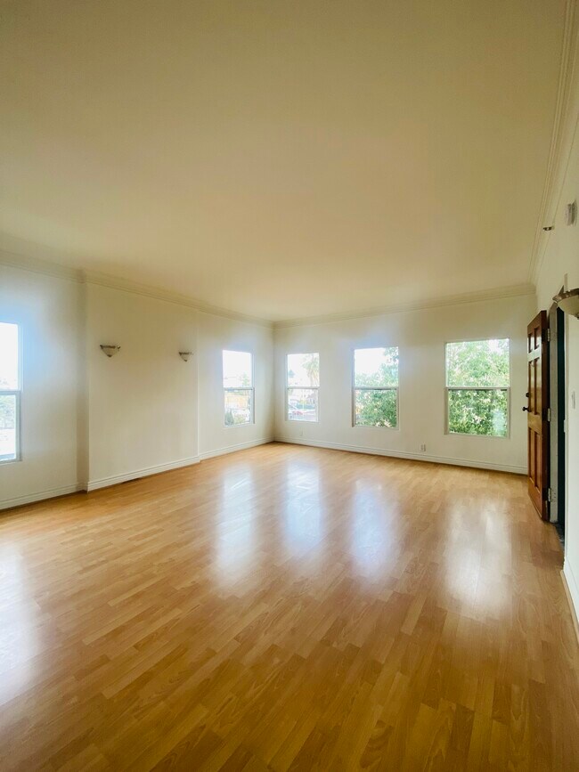 Building Photo - 251 N Kenmore Ave
