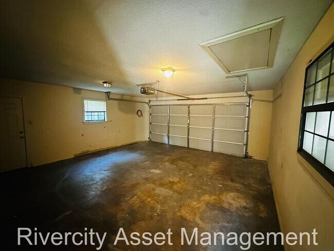Foto del edificio - charming three-bedroom, two-full-bath resi...