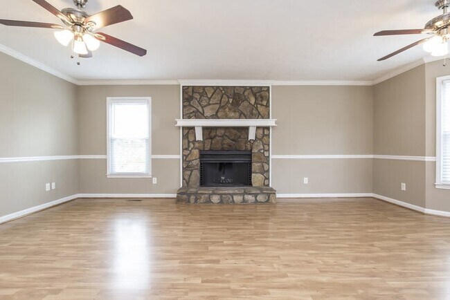 Building Photo - 605 Dena Dr