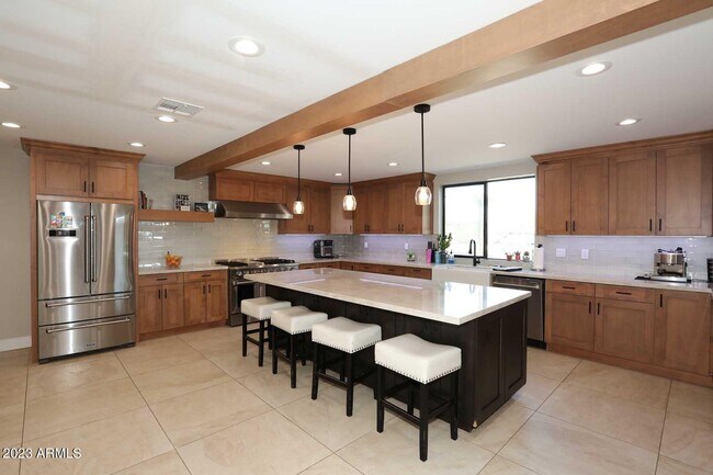 Foto del edificio - 5860 E Dynamite Blvd