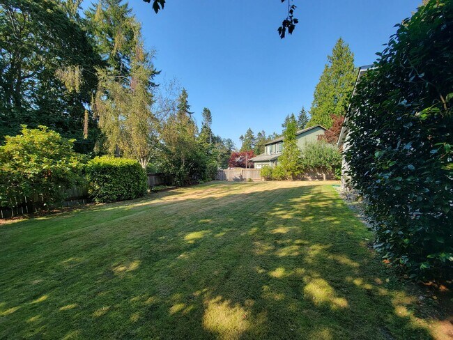 Foto del edificio - Cheery and Bright, fully fenced, Landscapi...