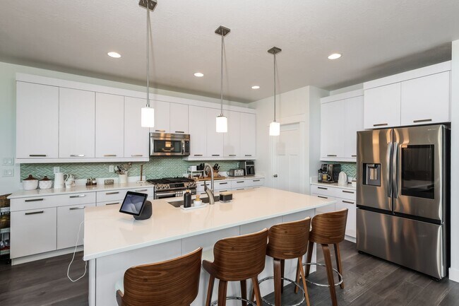 Building Photo - 5 Bedroom/4 Bathroom Lehi