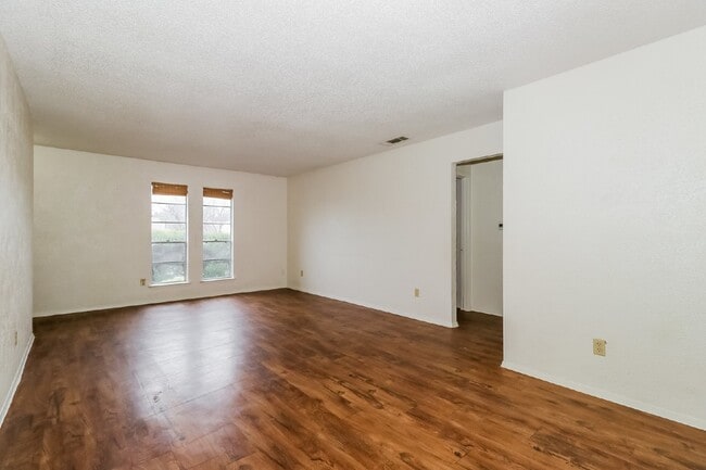 Foto del edificio - 323 W William Cannon Dr