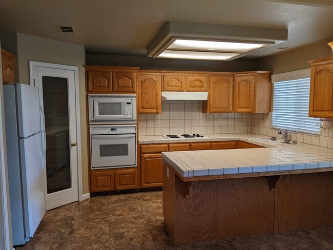 Foto del edificio - Wonderful home close to Clovis North and Copper River offering a large backyard, updated fixtures...
