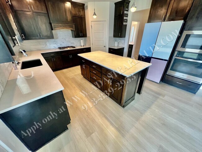 Foto del edificio - Beautiful 4 Bed 3.5 Bath Home in Olathe-Co...