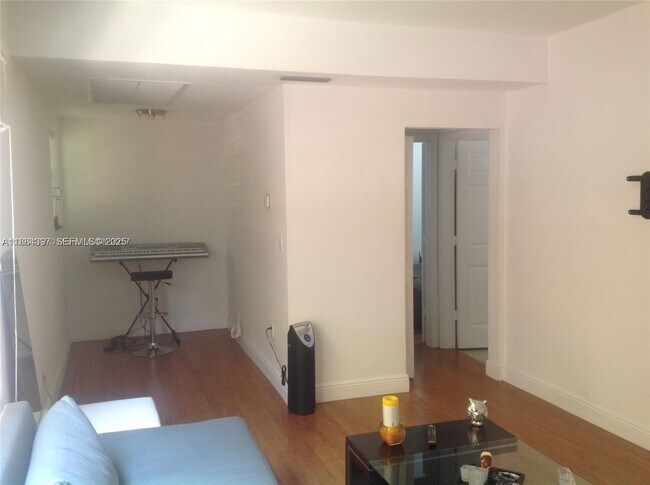 Foto del edificio - 4812 Pine Tree Dr