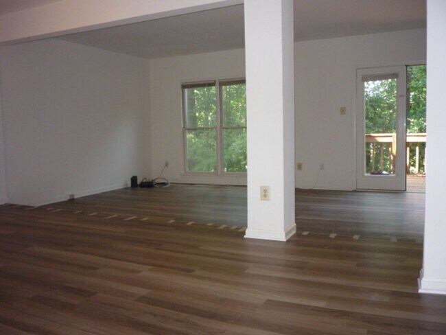 Foto del edificio - Spacious And Sun-Filled 3 Bedroom 2.5 Bath...
