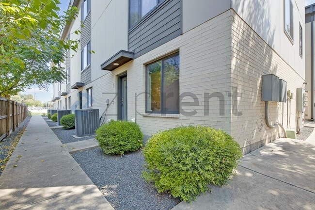 Building Photo - Unit E