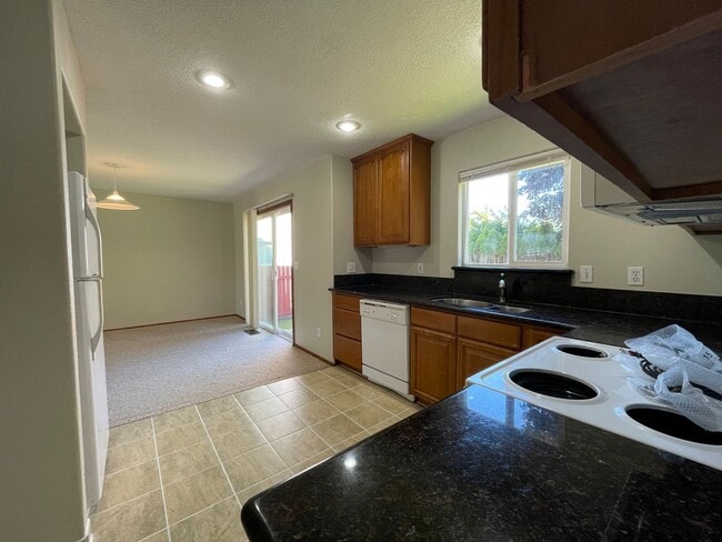 Building Photo - Bright 3 Bedroom 2.5 Bathroom House ~ Wash...