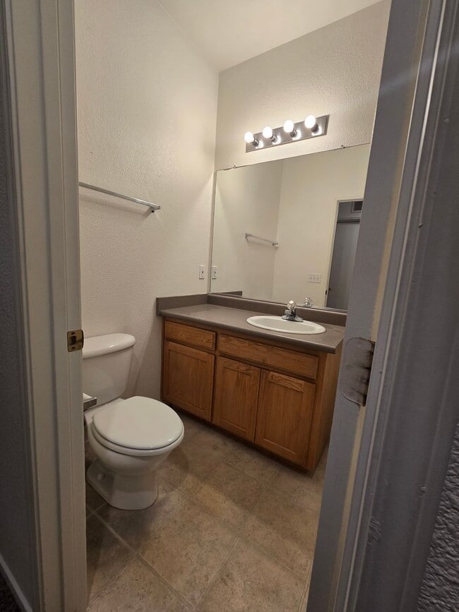 Foto del edificio - 3 BR 2 BA Available Now