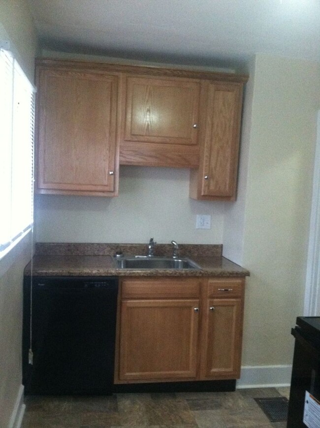 Building Photo - Cozy  2 Bedroom Home off Poplar Level