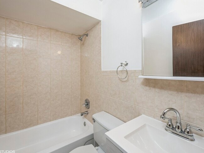 Foto del edificio - 8649 W Foster Ave