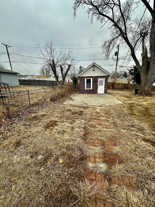 Building Photo - Spacious 3 Bed Home with Finished Basement & Hardwood Floors