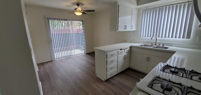 Foto del edificio - 14271 Browning Ave