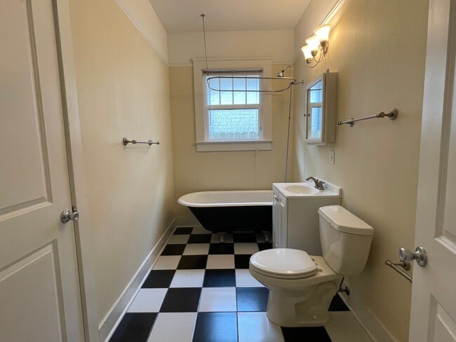 Building Photo - 5560 Woodlawn Pl