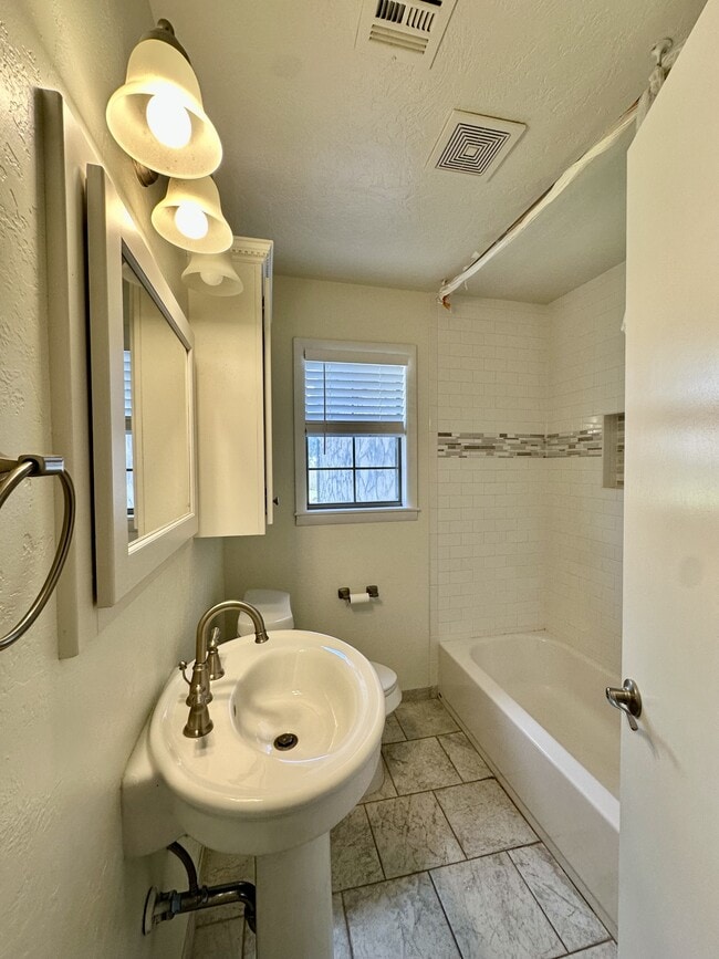 Building Photo - 1807 E 6th