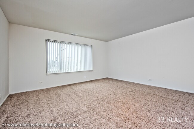 Building Photo - One Bedroom Apartment Available