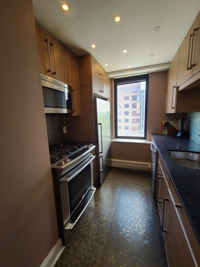 Building Photo - Seasons Condominium