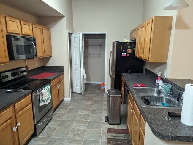 Foto del edificio - 7920 Merrill Rd