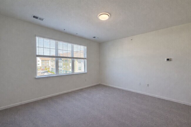 Foto del edificio - Bright & Stylish Condo in Spence Crossing with Open Layout