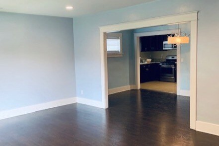 Mirando hacia el comedor y la cocina. - 926 N Maple St