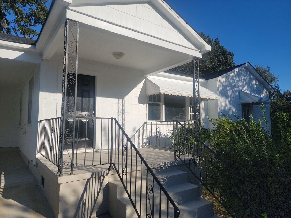 Primary Photo - 4423 Bryan Ave