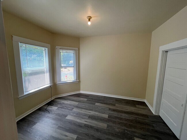 Building Photo - Wanda St, 1412