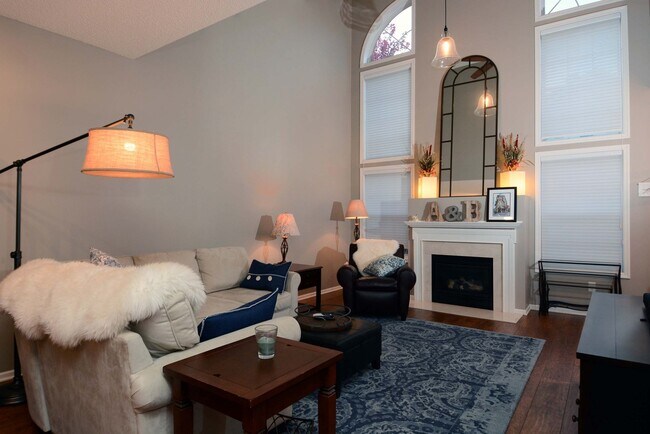 Building Photo - Available July 1st! Gorgeous Townhouse for...