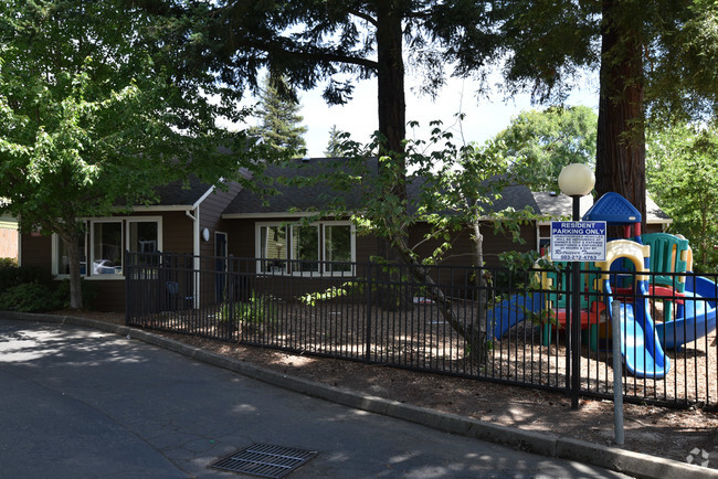 Building Photo - Kinnaman Townhomes