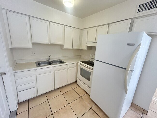 Building Photo - 2 bed 1 bath in Evergreen Historic....
